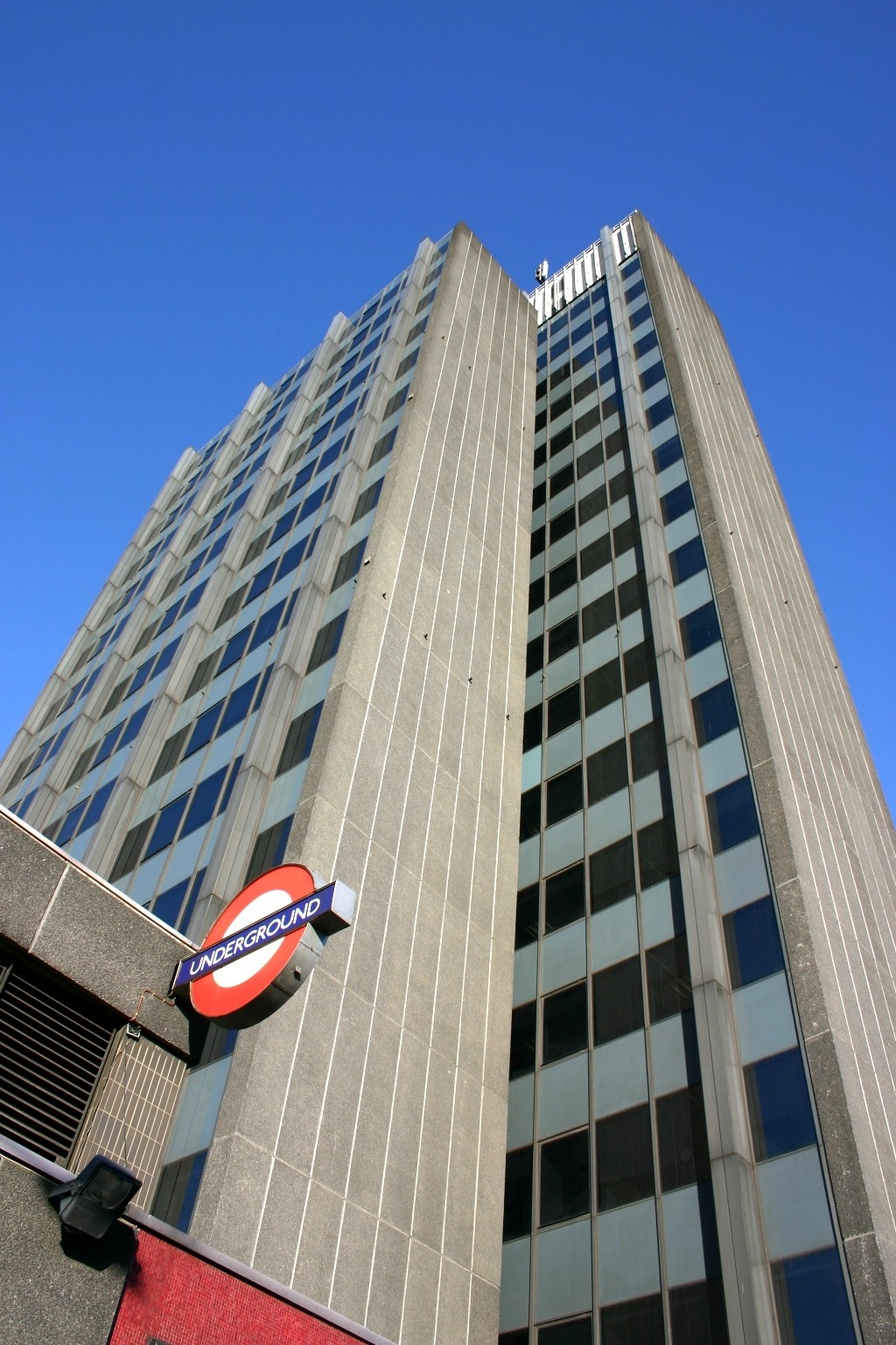 archway tower - london - united kingdom - 2004 - looking up from